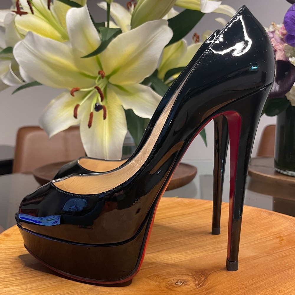 Black patent leather open toed Lady Peep 150